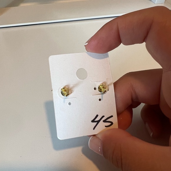 Stud earrings - Picture 3 of 4